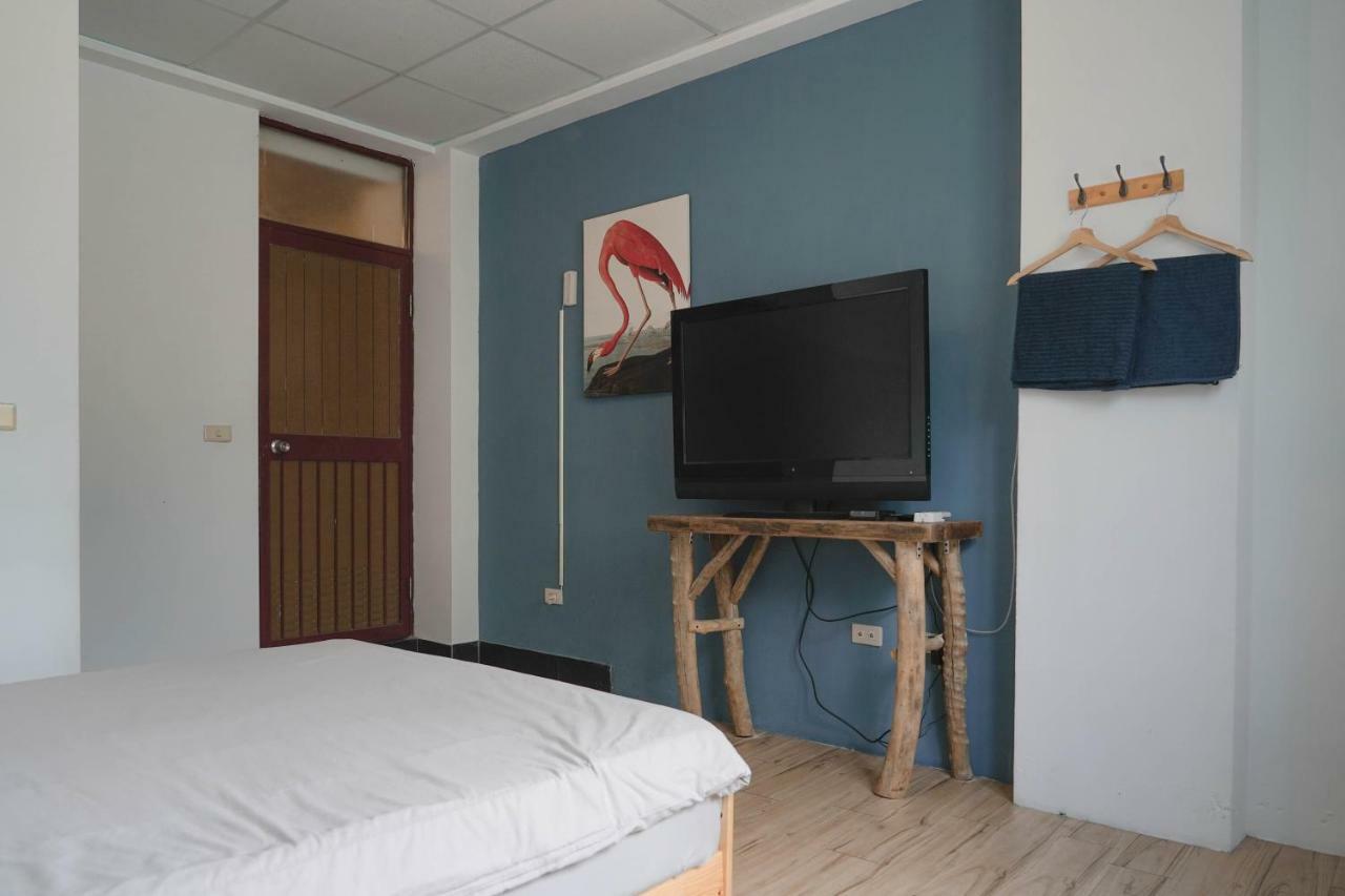 Dulan The Travel Bug Bistro Inn Donghe Eksteriør billede